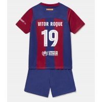 Camiseta Barcelona Vitor Roque #19 Primera Equipación Replica 2023-24 para niños mangas cortas (+ Pantalones cortos)